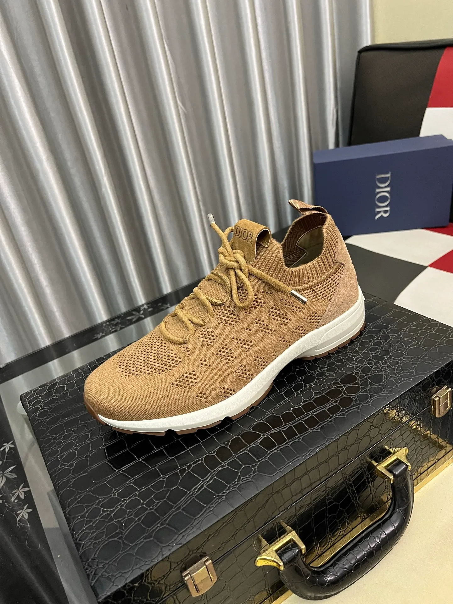 Men's shoes 💰: 400⌚️⌚️2025 new Dior fly-knit breathable casual men's shoes are on the market, original order, impeccable, the upper is made of imported fly-knit, and the original outsole is made one to one quarter. It is super comfortable on the feet. It is a must-buy pair of shoes. Available in sizes 38-446️⃣